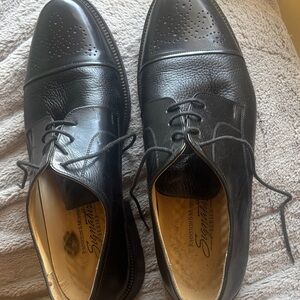 Johnston & Murphy Black Cap-Toe Lace-Up Dress Oxfords. Size 10.5 wide